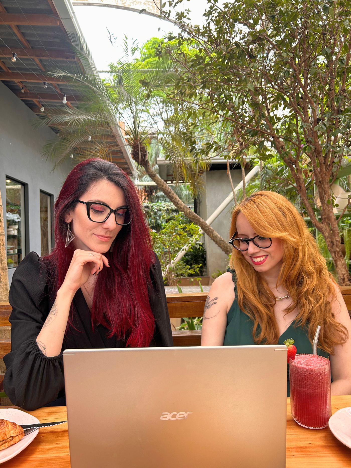 Andressa e Tamara trabalhando juntas