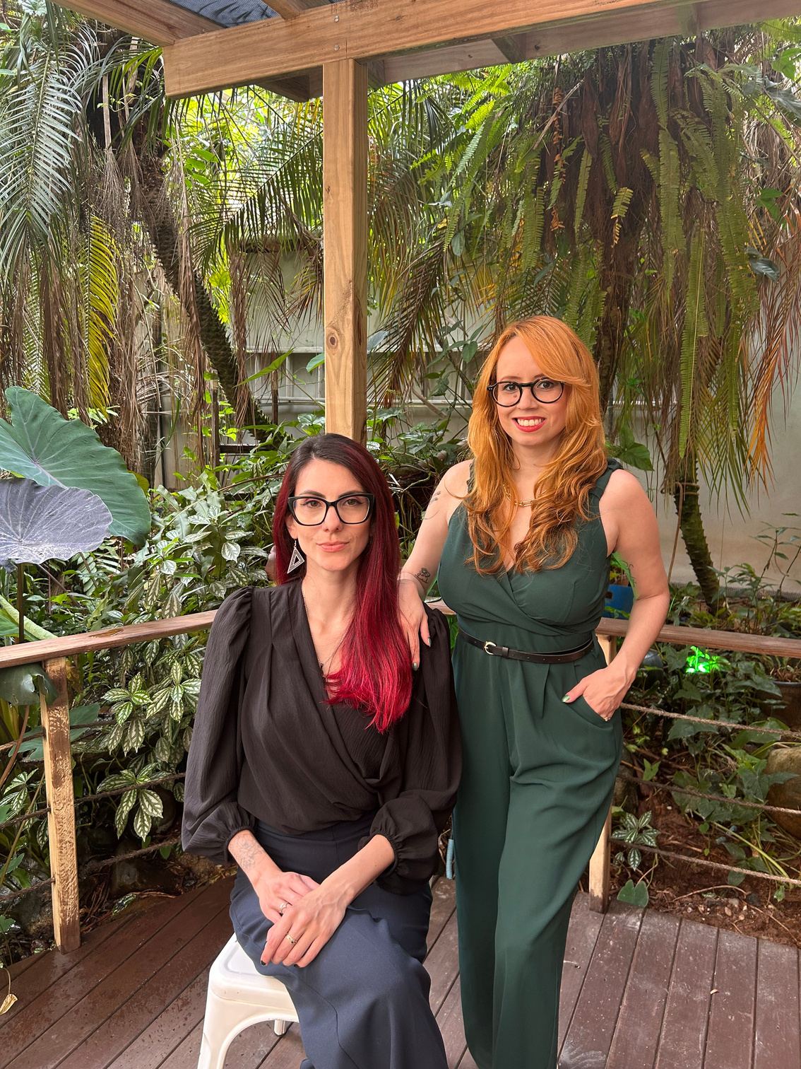 Andressa e Tamara em um espaço de trabalho ao ar livre
